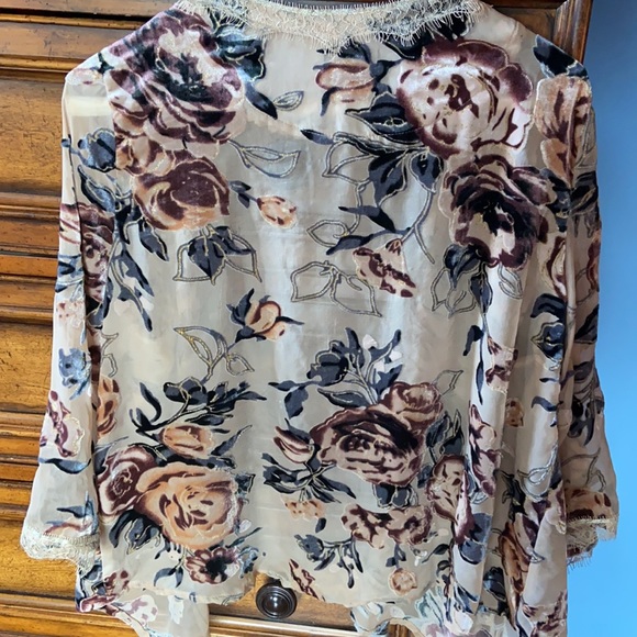 EUC Beautiful Sheer cover with velvet flowers with gold trim - Picture 2 of 5